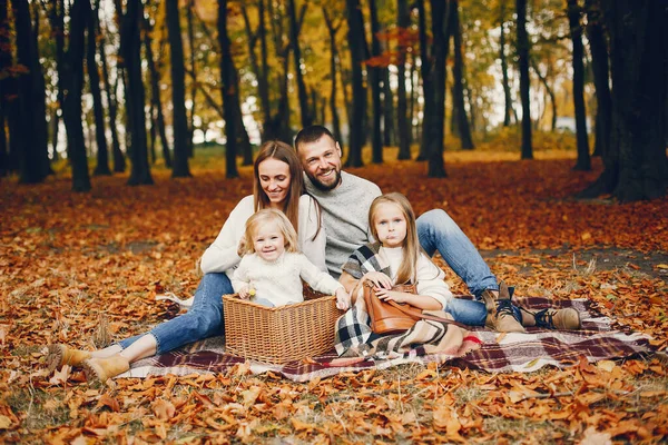 Familj med söta barn i en höstpark — Stockfoto