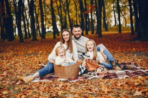 Rodina s roztomilými dětmi v podzimním parku — Stock fotografie