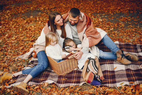 Familie mit niedlichen Kindern in einem herbstlichen Park — Stockfoto