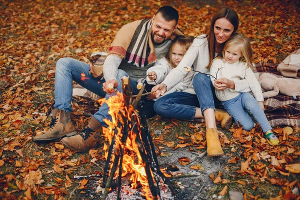 Sonbahar parkında tatlı çocuklu bir aile.