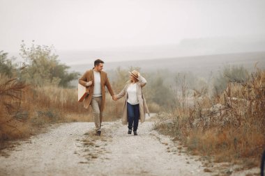 Güzel bir çift sonbahar tarlasında vakit geçirir.