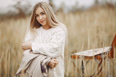 Sonbahar sahalarında zarif ve şık bir kız.