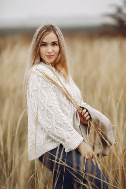 Sonbahar sahalarında zarif ve şık bir kız.