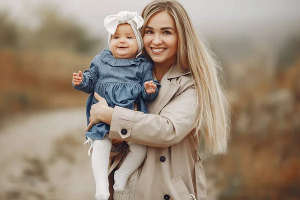 Mother with daughter playing in a autumn field — Stock Photo, Image