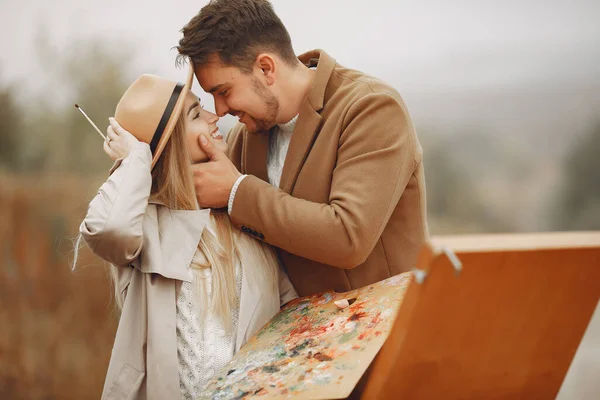 Pintura de casal elegante em um campo de outono — Fotografia de Stock