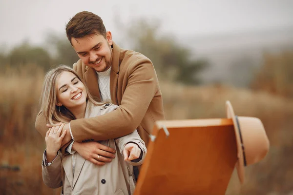 Pintura de pareja elegante en un campo otoñal — Foto de Stock