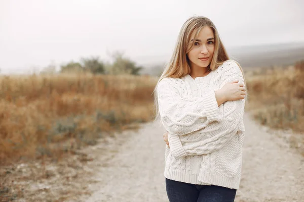 Elegantní a stylová dívka v podzimních fieldech — Stock fotografie