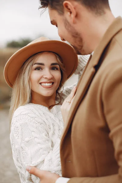 Hermosa pareja pasar tiempo en un campo de otoño — Foto de Stock