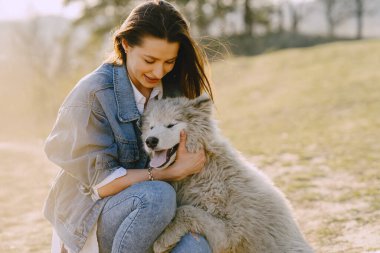 Köpeğiyle bahar tarlasında şık bir kız.