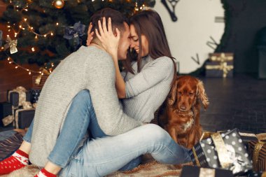 Evde Noel ağacının yanında zarif bir çift var.