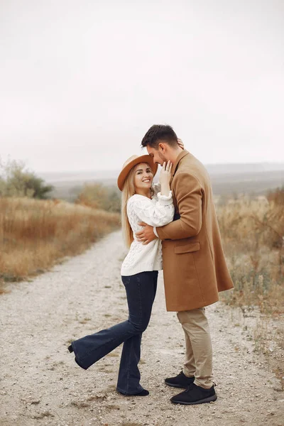 Hermosa pareja pasar tiempo en un campo de otoño —  Fotos de Stock