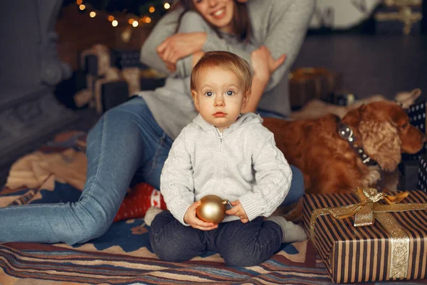Familia con lindo perro en casa cerca del árbol de Navidad — Foto de Stock