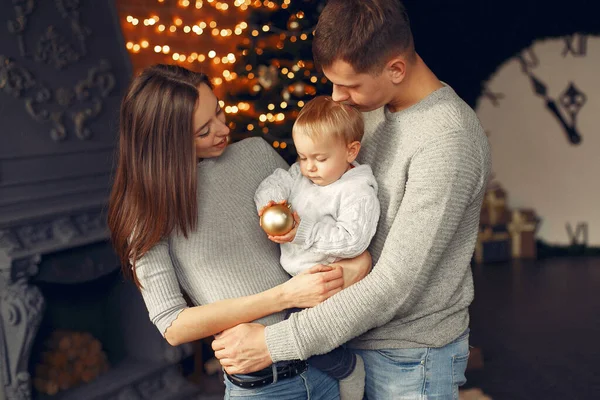 Familie zu Hause am Weihnachtsbaum — Stockfoto