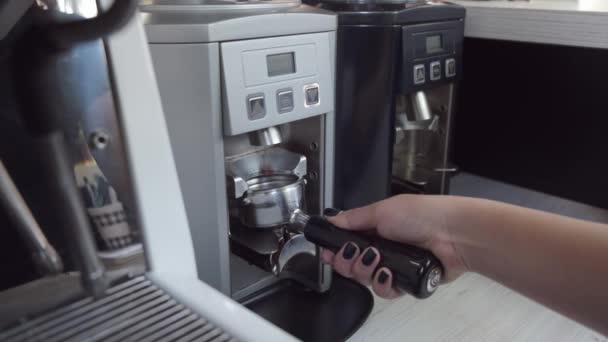 Primer plano del soporte del filtro con café en el interior — Vídeos de Stock