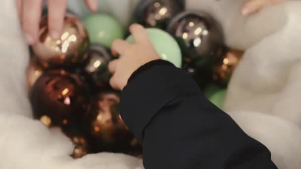 Vista cortada de mãos escolhendo decorações cristmas na loja — Vídeo de Stock