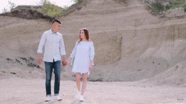 Erkek ve kadın kariyerlerinde el ele tutuşuyorlar.