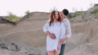 Romantik bir randevuda bir kadına sarılan adam.