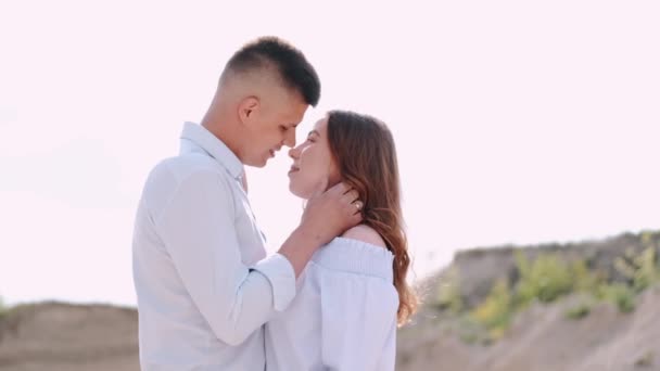 Retrato de homem e mulher em luz azul roupas beijando — Vídeo de Stock