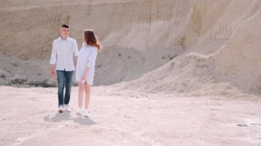 Erkek ve kadın kariyerlerinde el ele tutuşuyorlar.