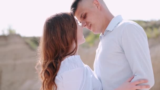 Porträtt av man och kvinna i ljusblå kläder kyssas — Stockvideo