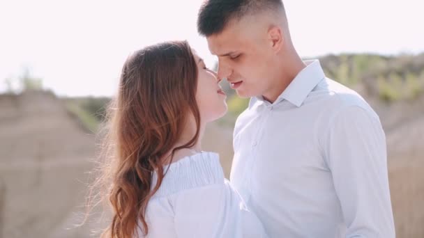 Портрет мужчины и женщины в голубой одежде целующиеся — стоковое видео
