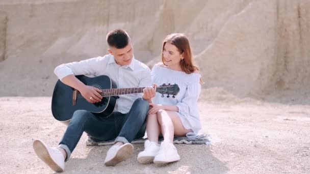 Přítel hraje píseň pro přítelkyni, zatímco mají rande — Stock video