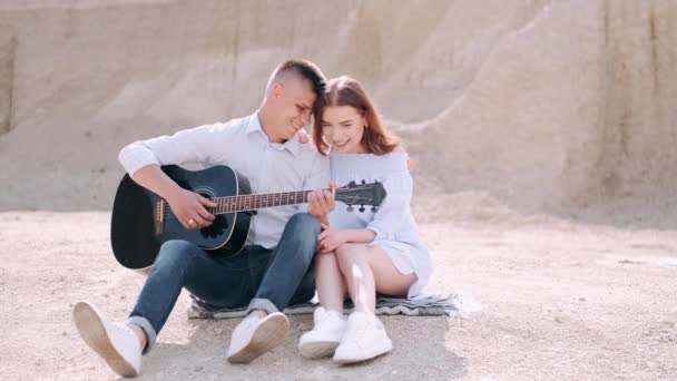 Namorado executa música para namorada enquanto tem data — Vídeo de Stock