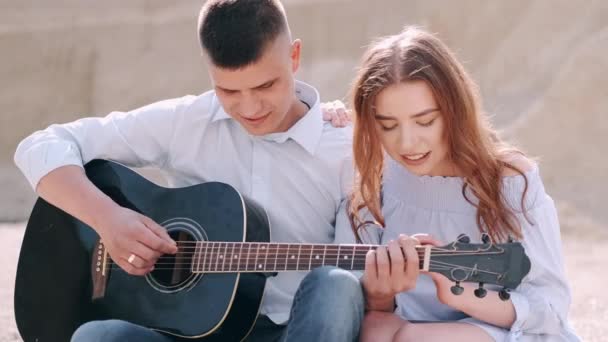 남자 친구는 데이트하면서 여자 친구를 위해 노래를 한다 — 비디오