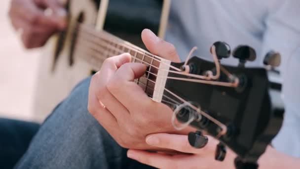 Oříznutý pohled na mužské ruce hrající píseň venku — Stock video