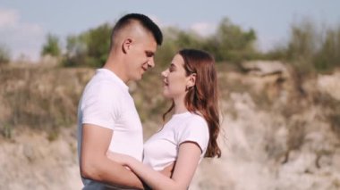 Kariyerinde birbirlerine bakan kadın ve erkeğin portresi.