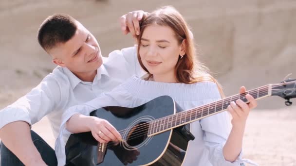 Erkek arkadaşın kız arkadaşına kariyerinde şarkı çalmayı öğretiyor. — Stok video