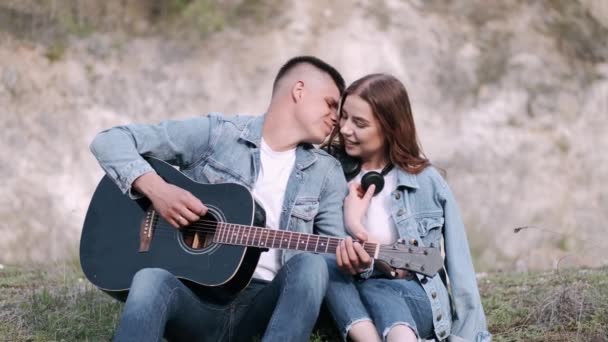 Homem toca música para namorada em encontro romântico na floresta — Vídeo de Stock