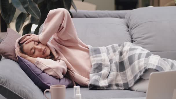 A mulher doente sente-se mal deitada na cama. — Vídeo de Stock