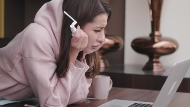 La jeune femme déçue a mal à la gorge et regarde l'ordinateur portable. — Video