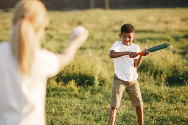 Yaz parkında oynayan çok ırklı bir aile.