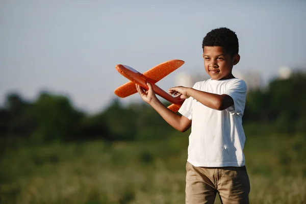 在绿地公园玩飞机玩具的小孩 — 图库照片