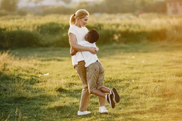 Yaz parkında oynayan çok ırklı bir aile. — Stok fotoğraf