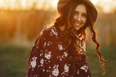 Tarlada zaman geçiren şık bir kadın.