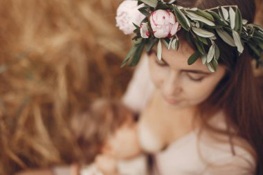 Tarlada sevimli bir kızı olan zarif bir anne.