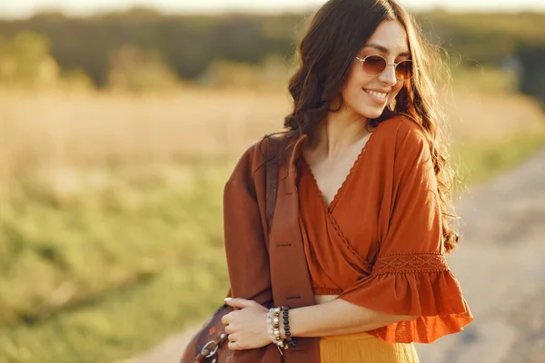 Stijlvolle vrouw brengt tijd door in een zomerveld — Stockfoto