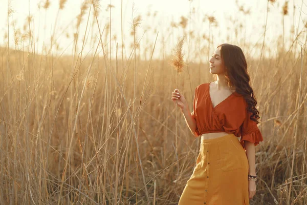 Stijlvolle vrouw brengt tijd door in een zomerveld — Stockfoto