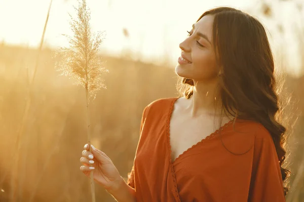 Femme élégante passer du temps dans un champ d'été — Photo