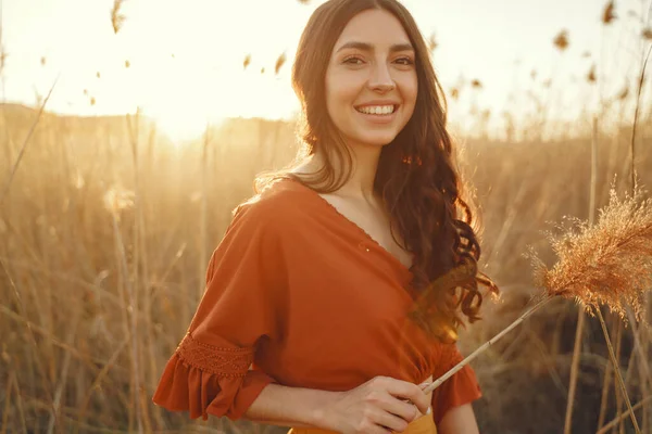 Stilvolle Frau verbringt Zeit in einem Sommerfeld — Stockfoto