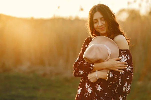 Stylová žena tráví čas v letním poli — Stock fotografie