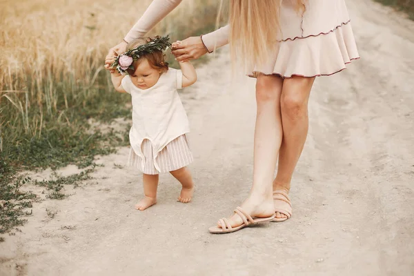 Mãe com filha brincando em um campo de verão — Fotografia de Stock