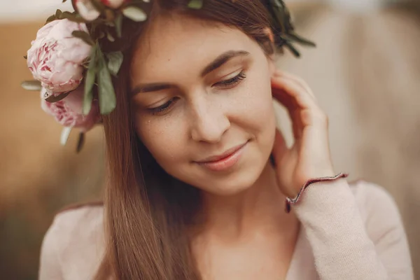 Elegant and stylish girl in a summer field — Stock Photo, Image