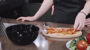 Tahtada sebze doğrayan çift.