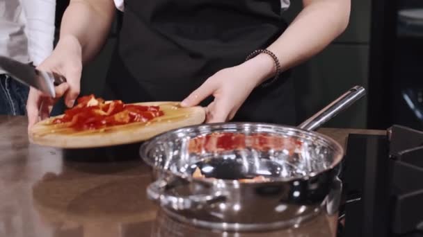 Retrato de um casal preparando um legumes juntos na cozinha — Vídeo de Stock