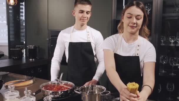 Couple préparer paska dans une cuisine — Video