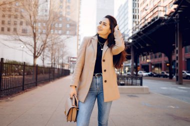 Moda kızı Sping şehrinde yürüyor